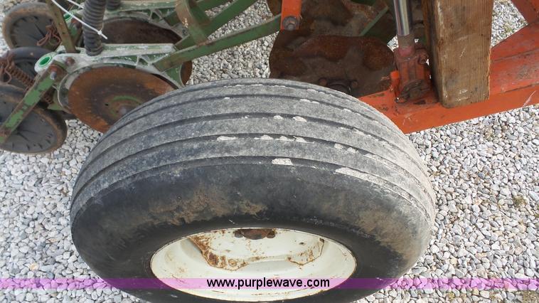 image for item J4668 Tye 104-4477 no-till grain drill