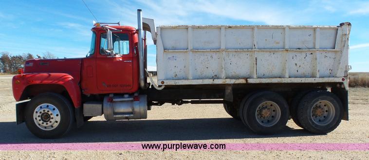 image for item J7327 1969 Mack R685 dump truck