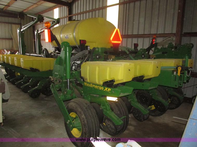 image for item J8789 2007 John Deere 1770NT planter