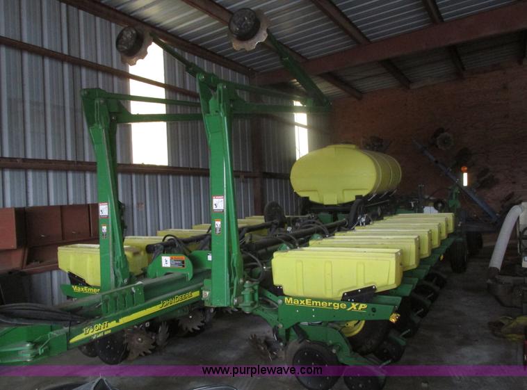 image for item J8789 2007 John Deere 1770NT planter