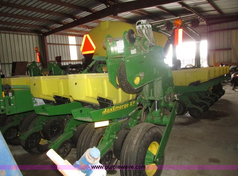 image for item J8789 2007 John Deere 1770NT planter