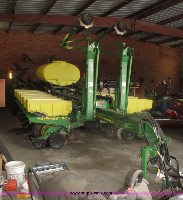 image for item J8789 2007 John Deere 1770NT planter