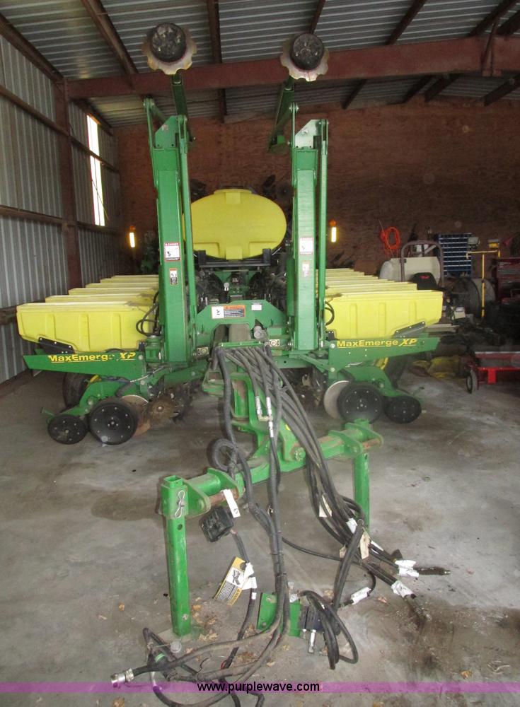 image for item J8789 2007 John Deere 1770NT planter