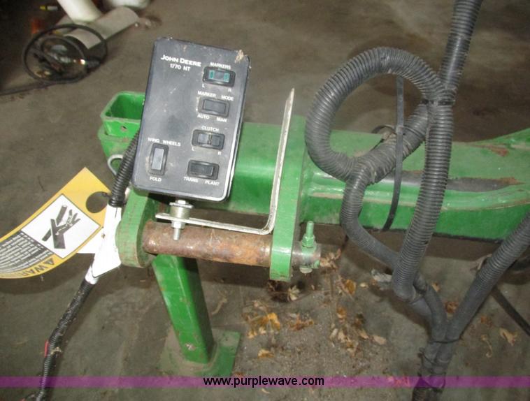 image for item J8789 2007 John Deere 1770NT planter