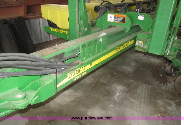 image for item J8789 2007 John Deere 1770NT planter