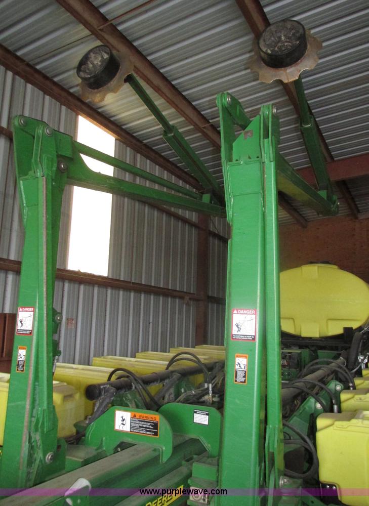 image for item J8789 2007 John Deere 1770NT planter
