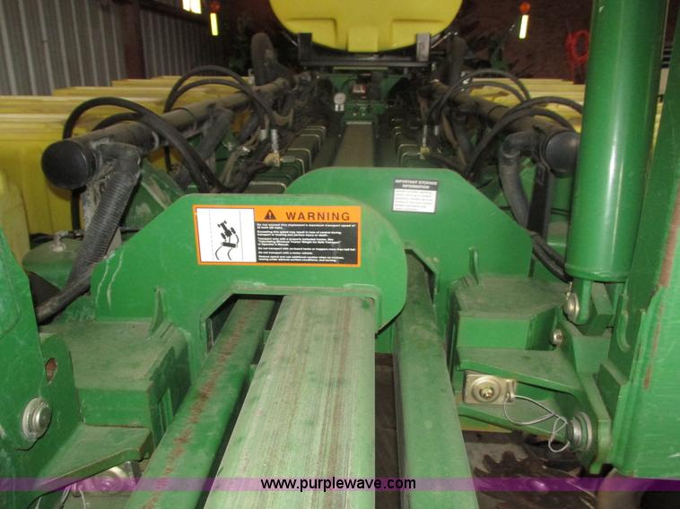 image for item J8789 2007 John Deere 1770NT planter