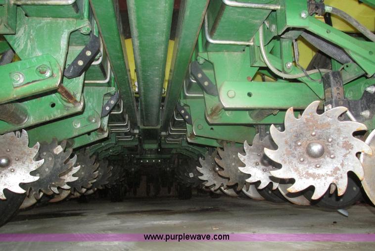 image for item J8789 2007 John Deere 1770NT planter