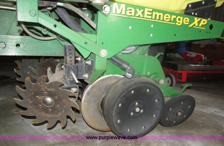 image for item J8789 2007 John Deere 1770NT planter