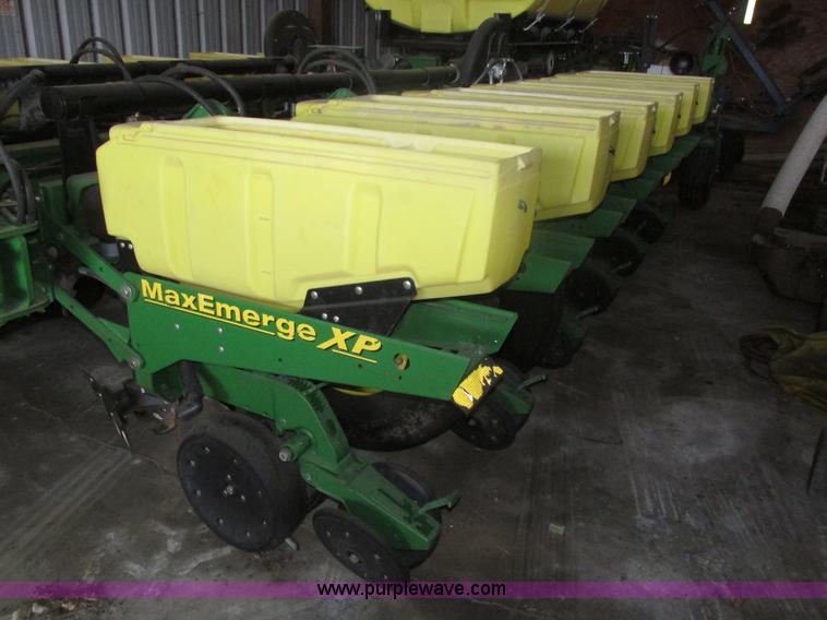 image for item J8789 2007 John Deere 1770NT planter