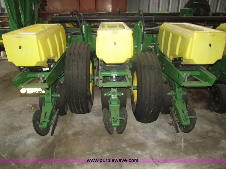 image for item J8789 2007 John Deere 1770NT planter