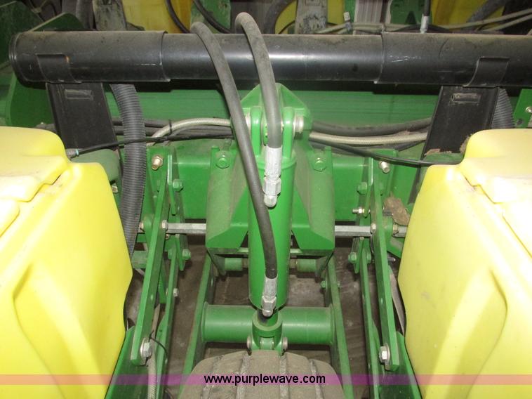 image for item J8789 2007 John Deere 1770NT planter