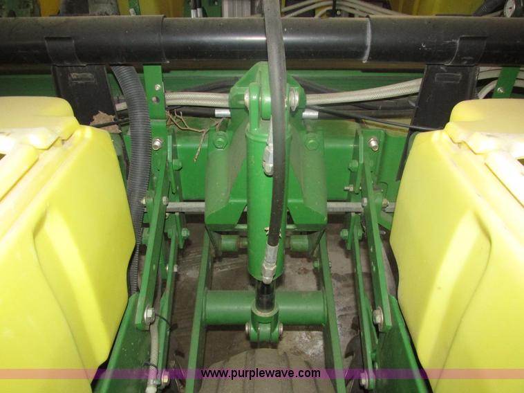 image for item J8789 2007 John Deere 1770NT planter