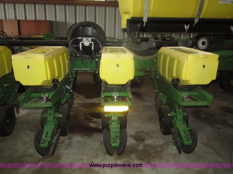 image for item J8789 2007 John Deere 1770NT planter