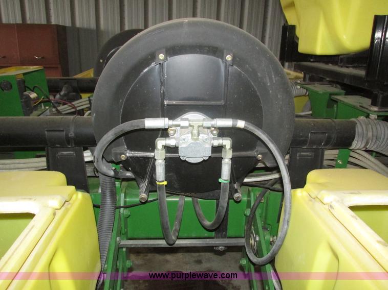 image for item J8789 2007 John Deere 1770NT planter