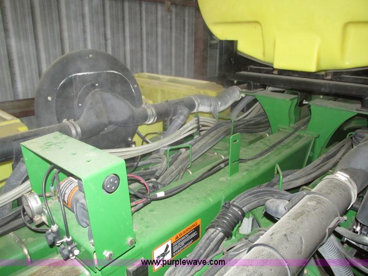 image for item J8789 2007 John Deere 1770NT planter