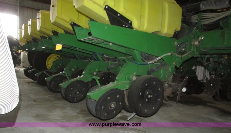 image for item J8789 2007 John Deere 1770NT planter