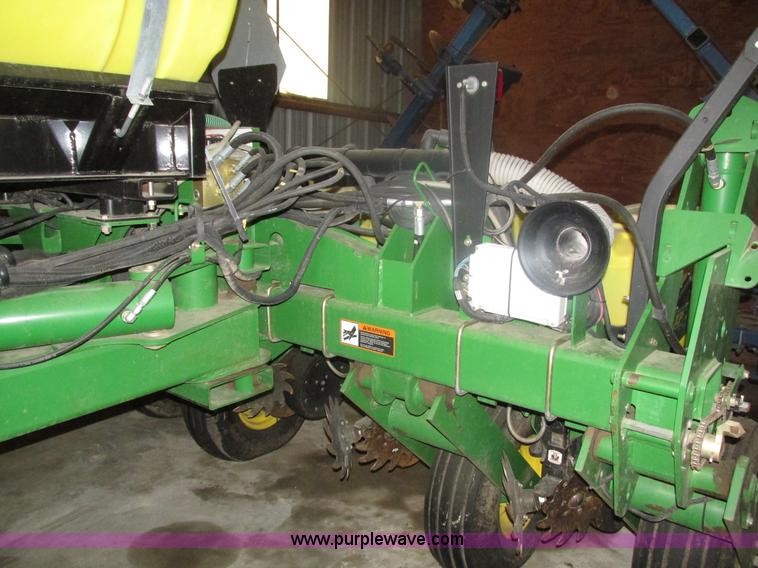 image for item J8789 2007 John Deere 1770NT planter