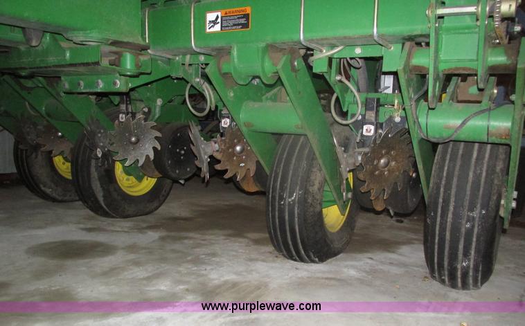 image for item J8789 2007 John Deere 1770NT planter