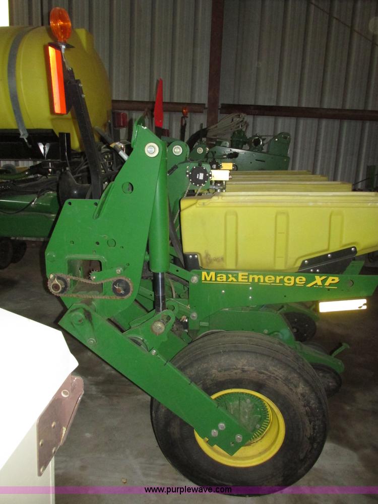 image for item J8789 2007 John Deere 1770NT planter