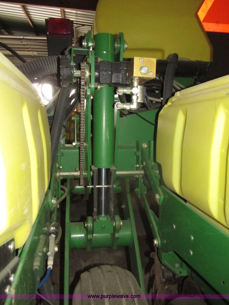 image for item J8789 2007 John Deere 1770NT planter