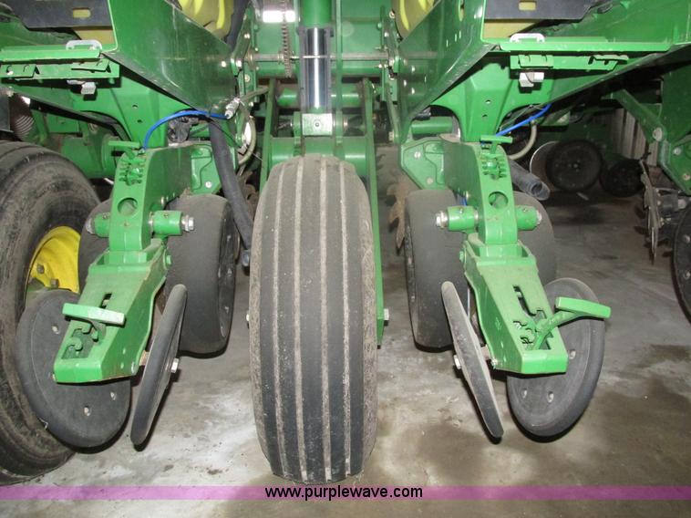image for item J8789 2007 John Deere 1770NT planter