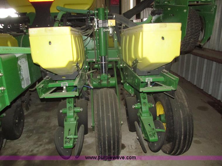 image for item J8789 2007 John Deere 1770NT planter