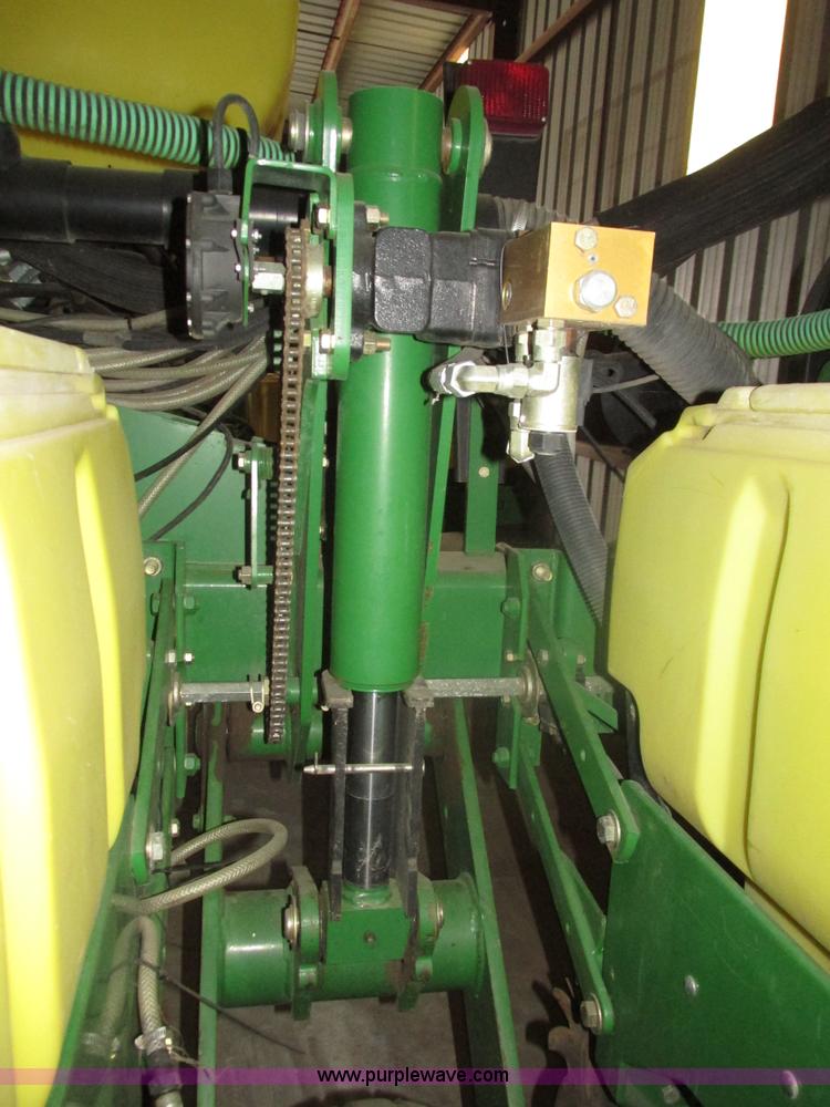 image for item J8789 2007 John Deere 1770NT planter