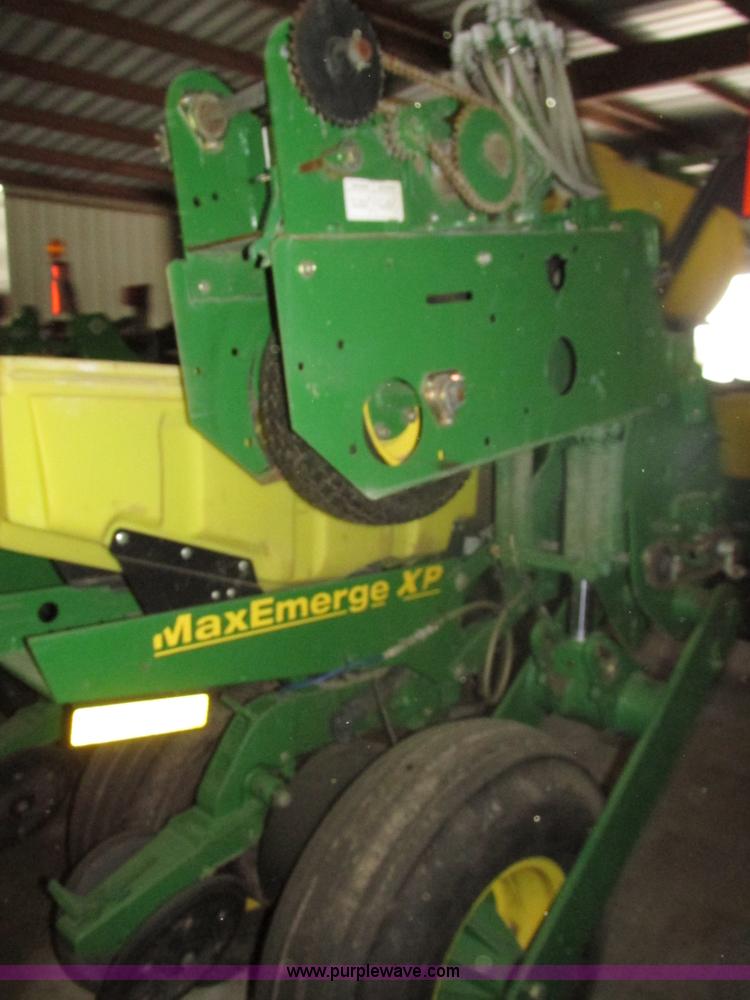 image for item J8789 2007 John Deere 1770NT planter