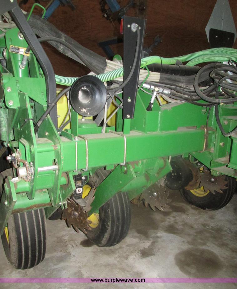image for item J8789 2007 John Deere 1770NT planter