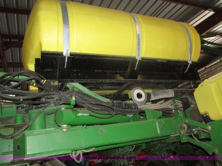 image for item J8789 2007 John Deere 1770NT planter