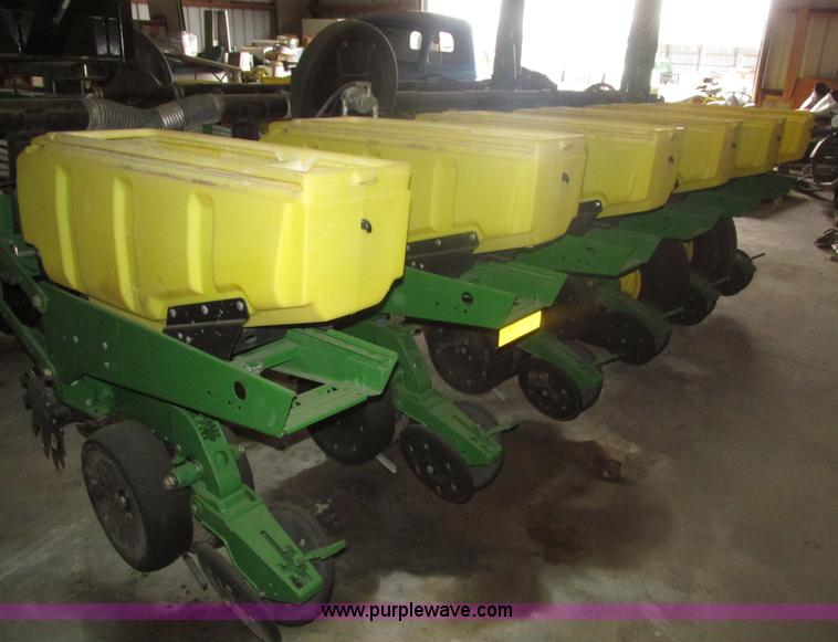 image for item J8789 2007 John Deere 1770NT planter