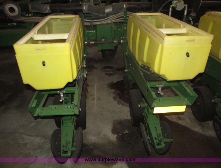 image for item J8789 2007 John Deere 1770NT planter
