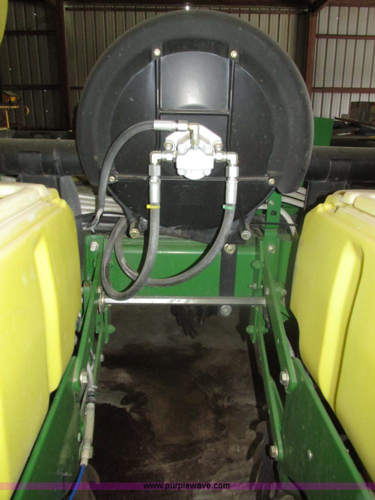 image for item J8789 2007 John Deere 1770NT planter