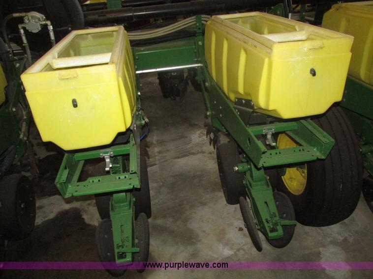 image for item J8789 2007 John Deere 1770NT planter