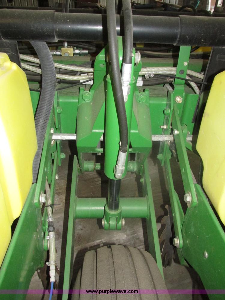image for item J8789 2007 John Deere 1770NT planter