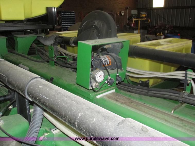 image for item J8789 2007 John Deere 1770NT planter