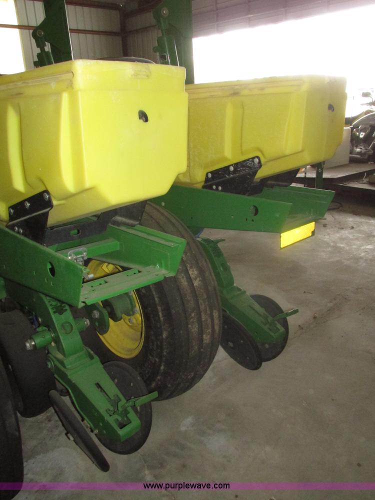 image for item J8789 2007 John Deere 1770NT planter