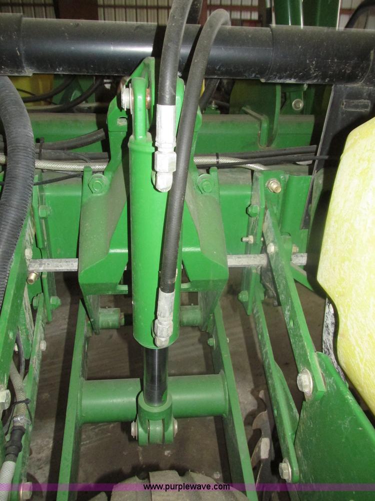 image for item J8789 2007 John Deere 1770NT planter