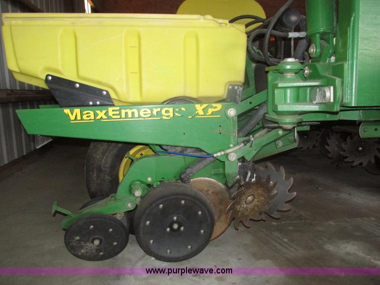 image for item J8789 2007 John Deere 1770NT planter
