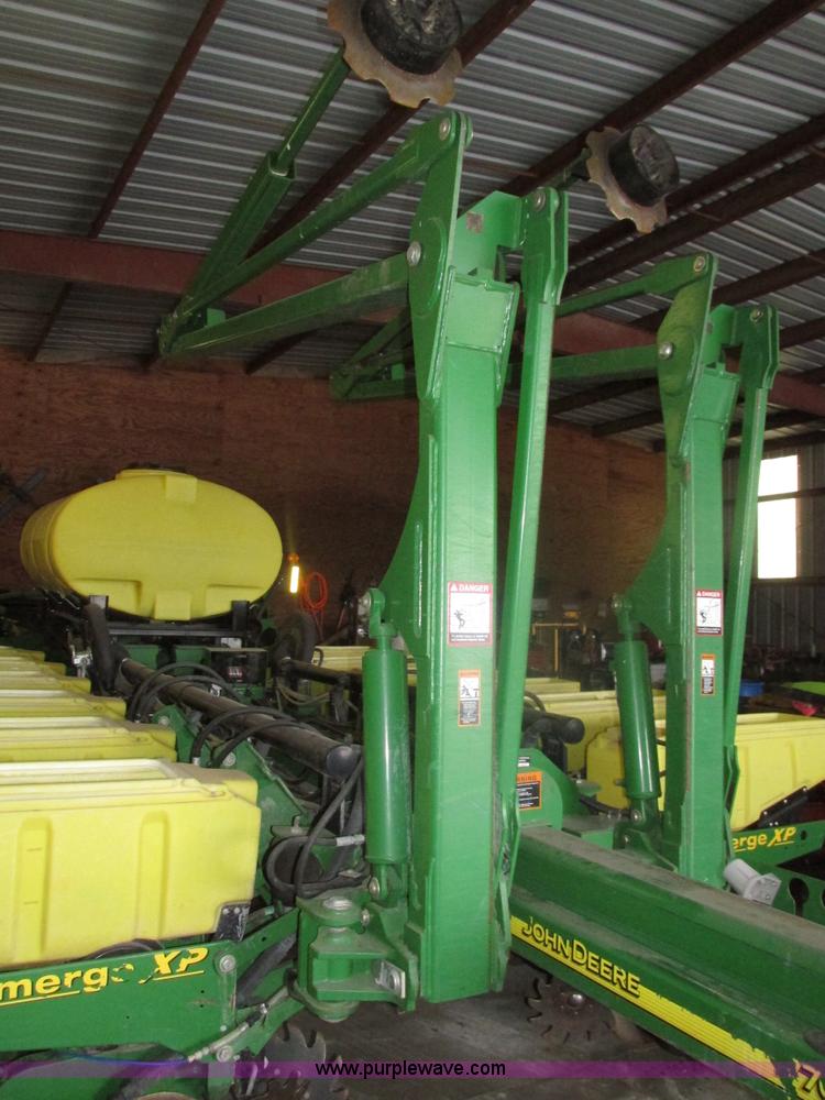 image for item J8789 2007 John Deere 1770NT planter