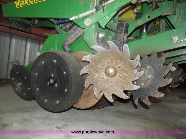 image for item J8789 2007 John Deere 1770NT planter