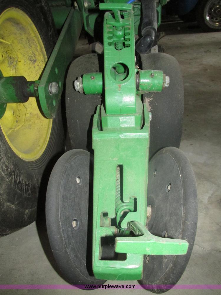 image for item J8789 2007 John Deere 1770NT planter