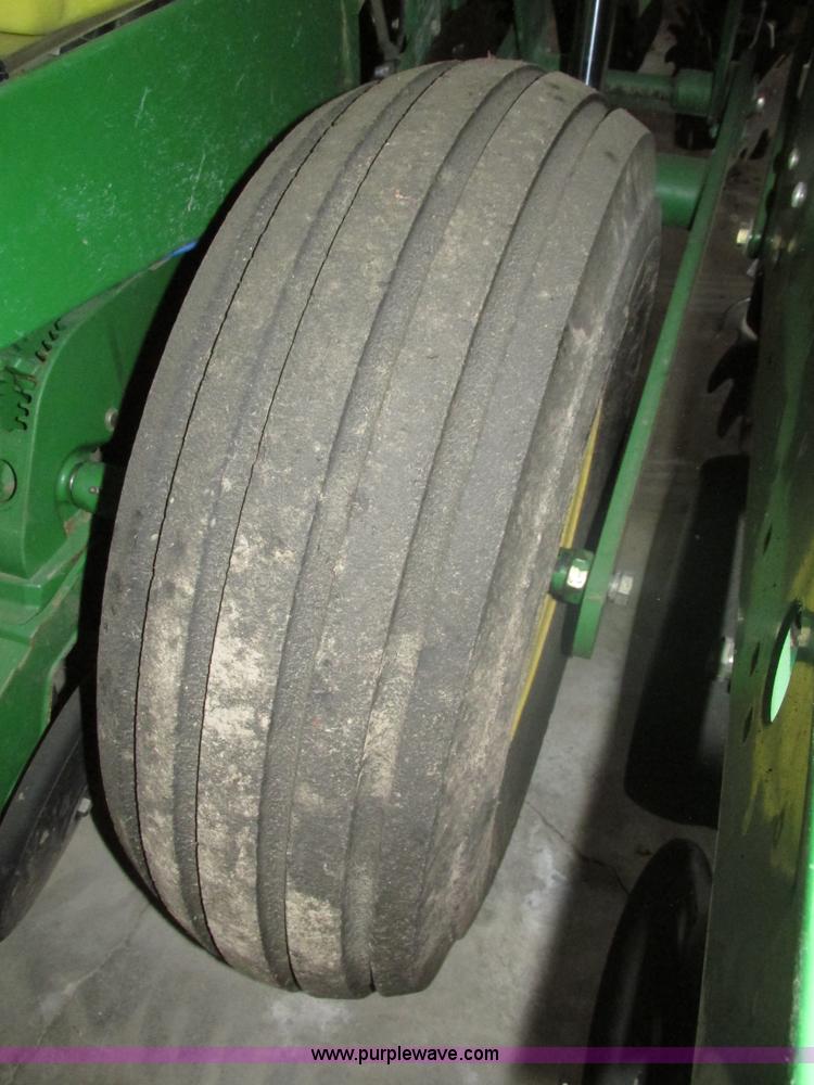 image for item J8789 2007 John Deere 1770NT planter