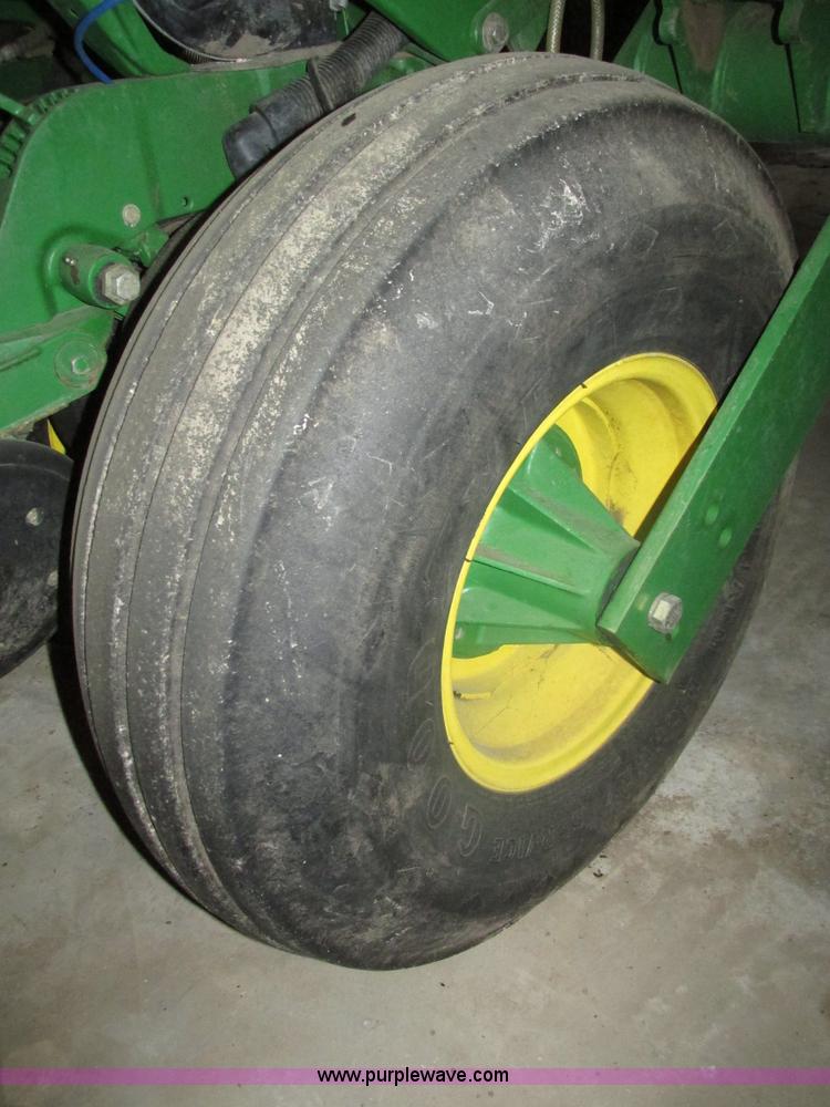 image for item J8789 2007 John Deere 1770NT planter