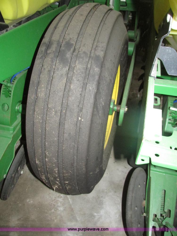 image for item J8789 2007 John Deere 1770NT planter