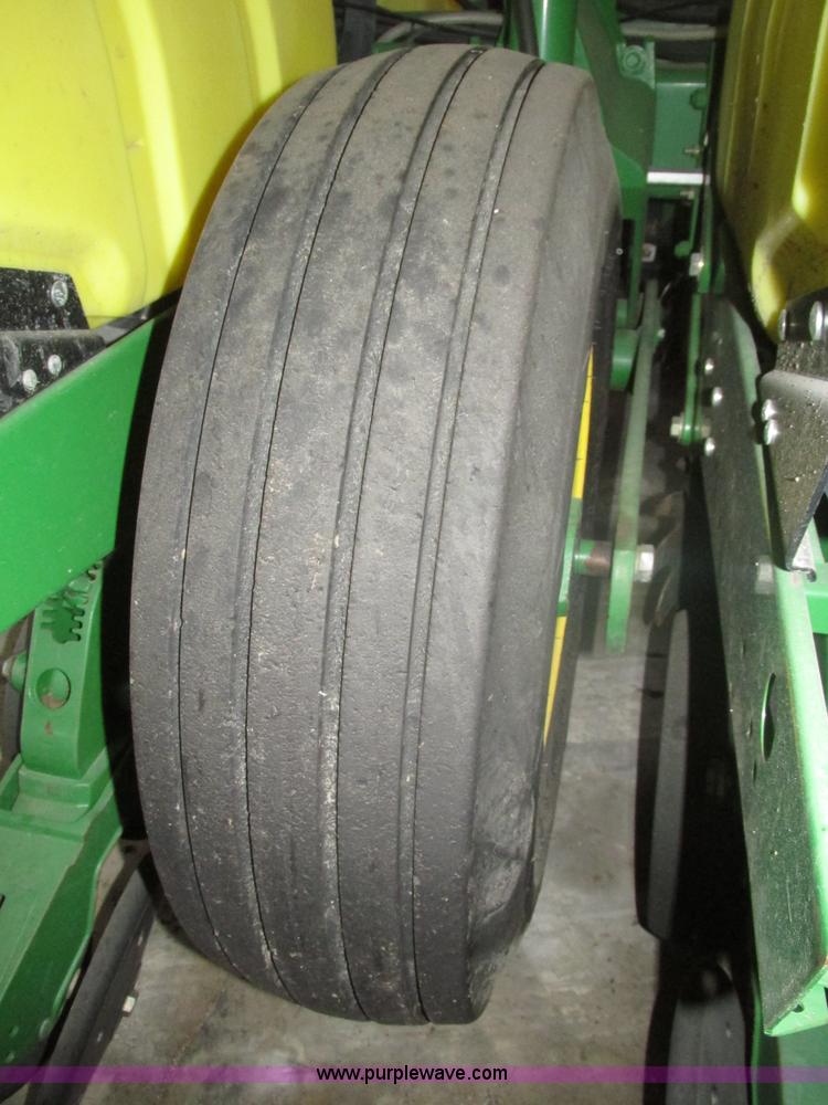 image for item J8789 2007 John Deere 1770NT planter