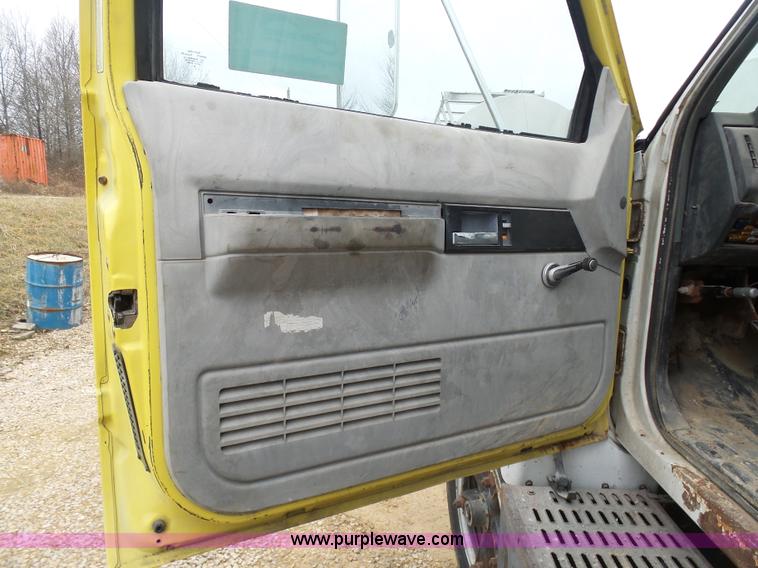 image for item K7671 1996 Chevrolet Kodiak truck cab and chassis