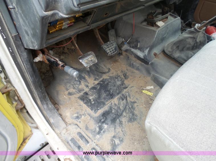 image for item K7671 1996 Chevrolet Kodiak truck cab and chassis