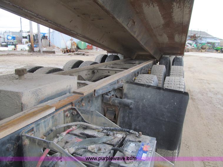 image for item L5520 1990 Freightliner FLD grain truck